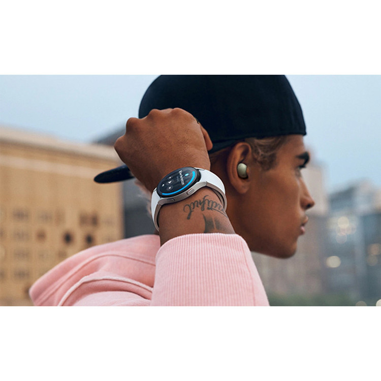 نمای نزدیک از بند ساعت Galaxy Watch4 Classicنمایی از صفحه نمایش روشن ساعت Galaxy Watch4 Classicنمایی از منوی اصلی ساعت Galaxy Watch4 Classic