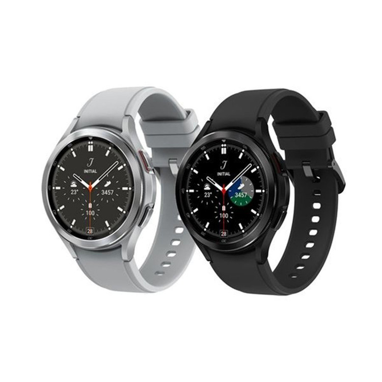 تصویر ساعت Galaxy Watch4 Classic در دست کاربر