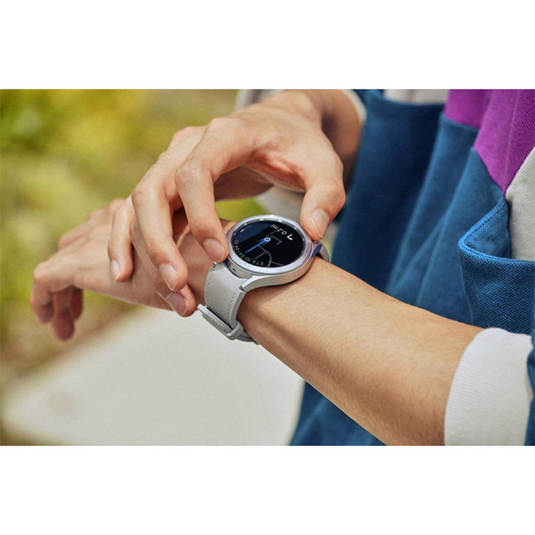 نمایی از شارژر بیسیم ساعت Galaxy Watch4 Classic